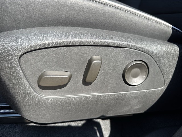 Buick Enclave Vehicle Full-screen Gallery Image 12