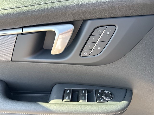 Buick Enclave Vehicle Full-screen Gallery Image 13