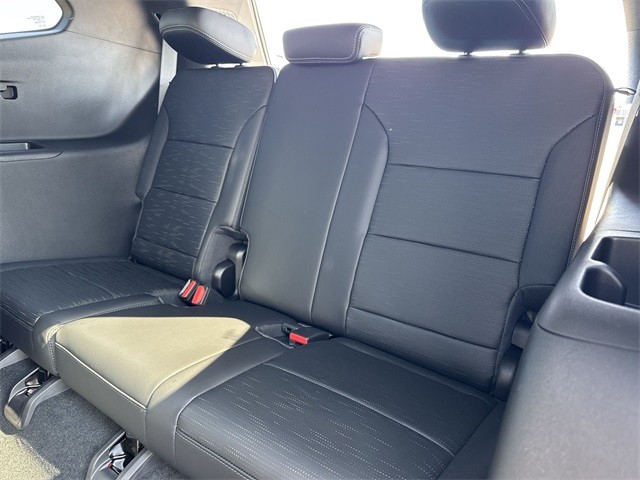 Buick Enclave Vehicle Full-screen Gallery Image 24