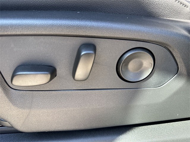 GMC Sierra 1500 Vehicle Full-screen Gallery Image 12