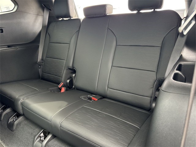 Buick Enclave Vehicle Full-screen Gallery Image 24