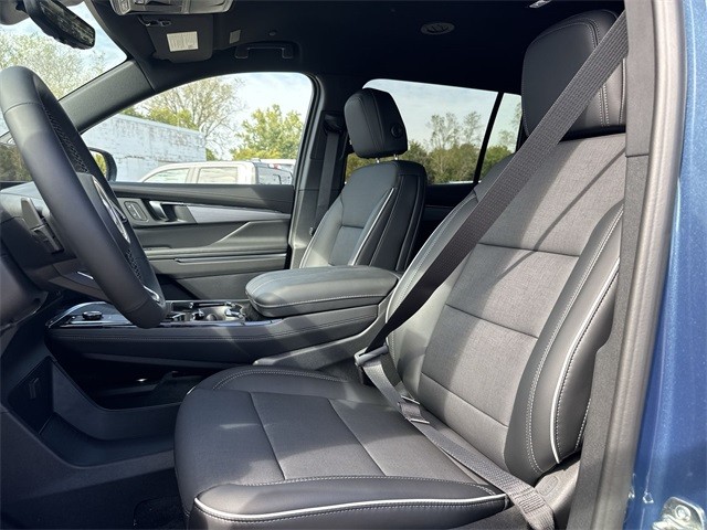 Buick Enclave Vehicle Full-screen Gallery Image 11