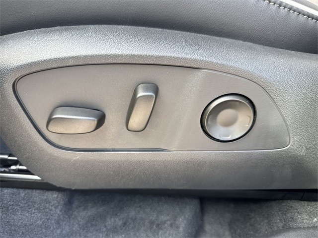 Buick Enclave Vehicle Full-screen Gallery Image 12