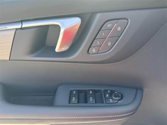 Buick Enclave Vehicle Full-screen Gallery Image 13