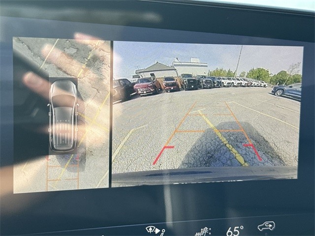 Buick Enclave Vehicle Full-screen Gallery Image 17