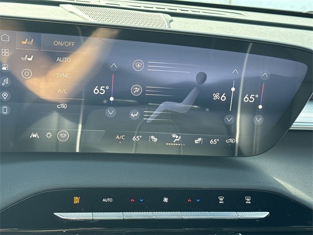 Buick Enclave Vehicle Full-screen Gallery Image 19