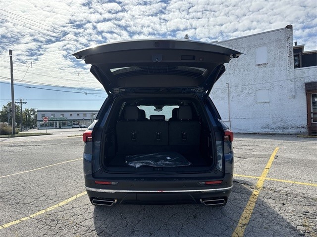 Buick Enclave Vehicle Full-screen Gallery Image 24