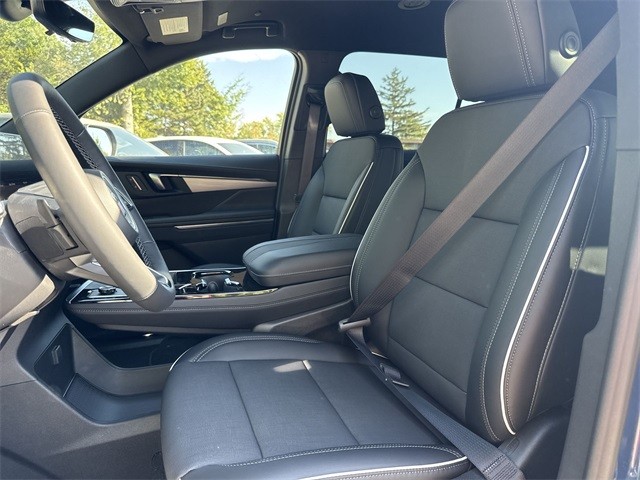 Buick Enclave Vehicle Full-screen Gallery Image 11