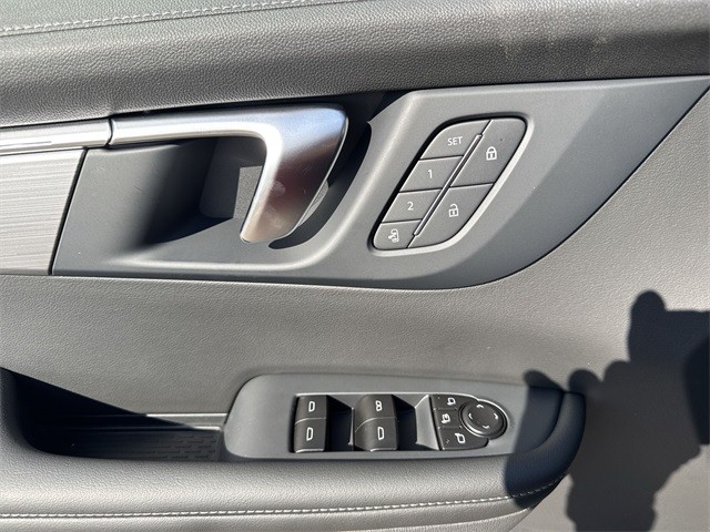 Buick Enclave Vehicle Full-screen Gallery Image 13