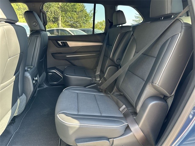 Buick Enclave Vehicle Full-screen Gallery Image 22