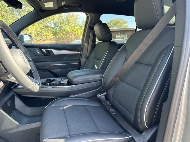 Buick Enclave Vehicle Full-screen Gallery Image 11