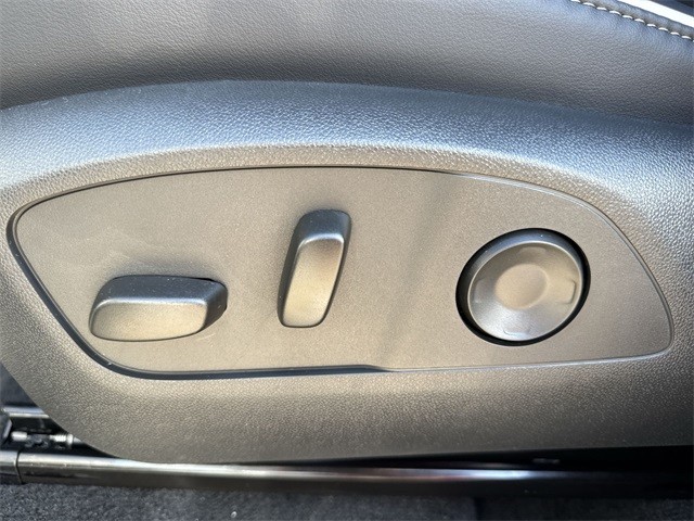 Buick Enclave Vehicle Full-screen Gallery Image 12