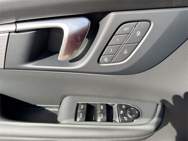 Buick Enclave Vehicle Full-screen Gallery Image 13