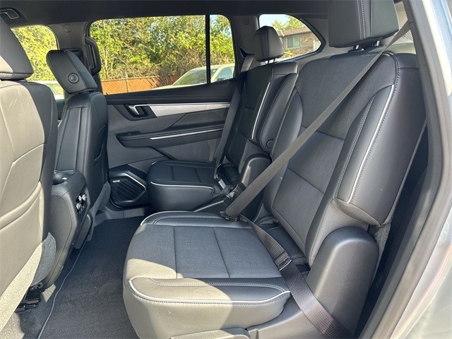 Buick Enclave Vehicle Full-screen Gallery Image 22