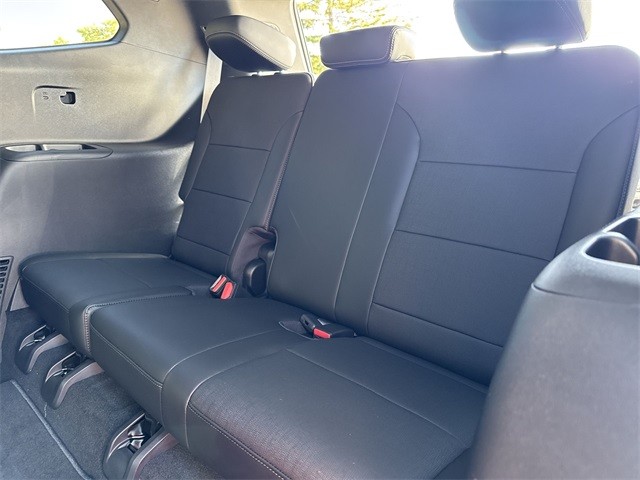 Buick Enclave Vehicle Full-screen Gallery Image 23