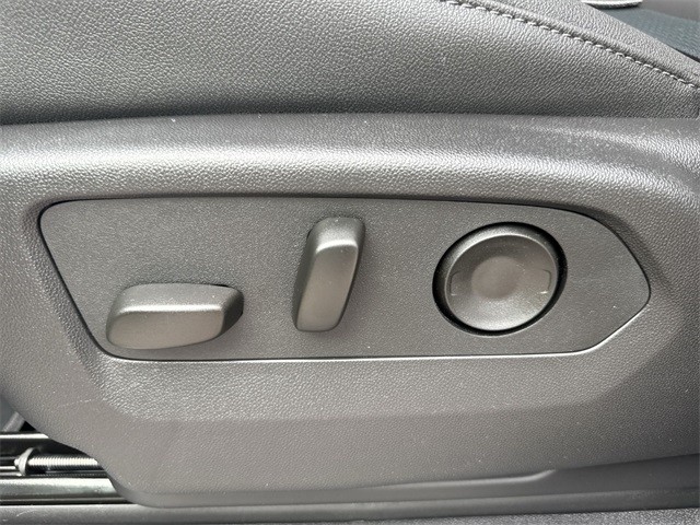 GMC Sierra 1500 Vehicle Full-screen Gallery Image 12