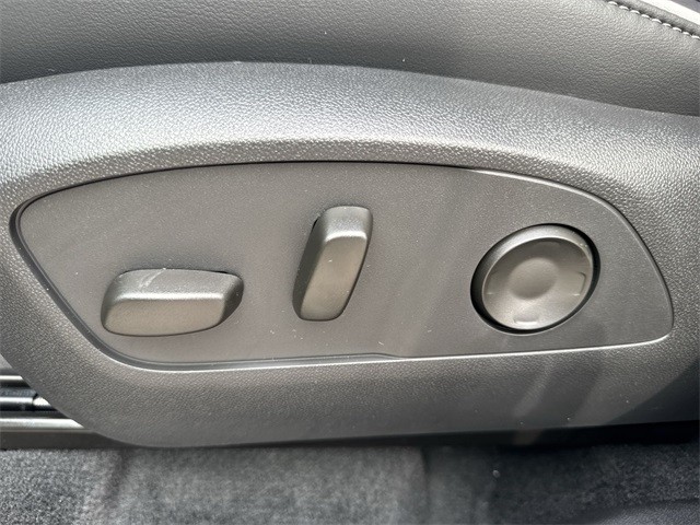 Buick Enclave Vehicle Full-screen Gallery Image 12