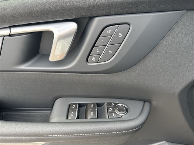 Buick Enclave Vehicle Full-screen Gallery Image 13