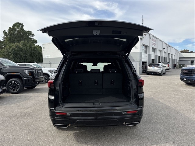 Buick Enclave Vehicle Full-screen Gallery Image 24