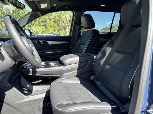 Buick Enclave Vehicle Full-screen Gallery Image 11