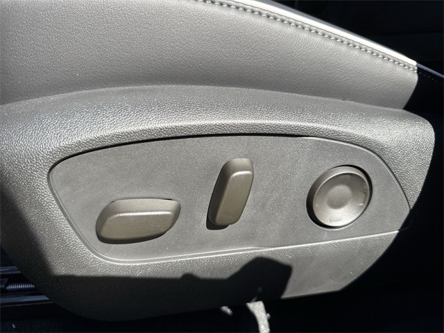 Buick Enclave Vehicle Full-screen Gallery Image 12