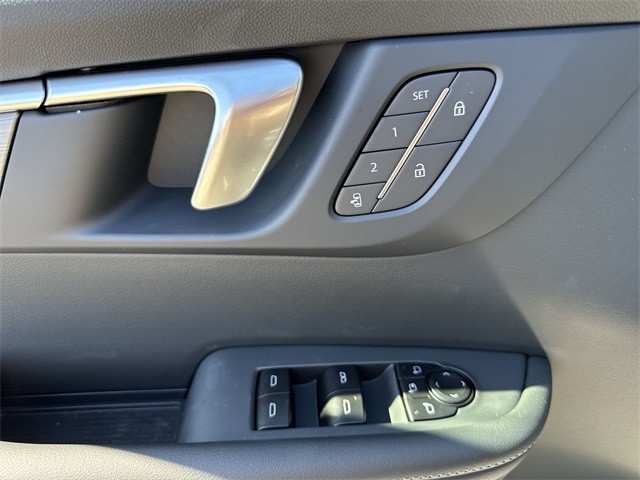 Buick Enclave Vehicle Full-screen Gallery Image 13