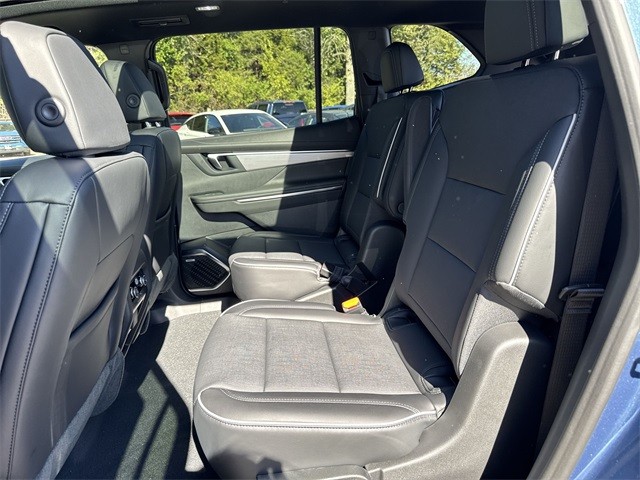 Buick Enclave Vehicle Full-screen Gallery Image 23