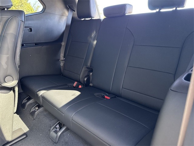 Buick Enclave Vehicle Full-screen Gallery Image 24