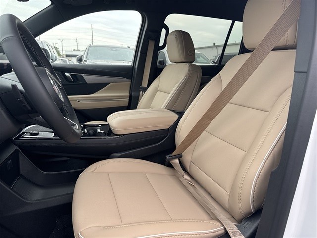 Buick Enclave Vehicle Full-screen Gallery Image 11