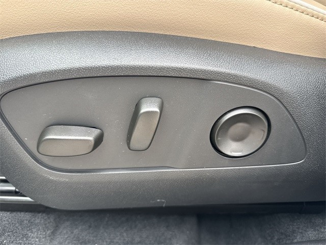 Buick Enclave Vehicle Full-screen Gallery Image 12