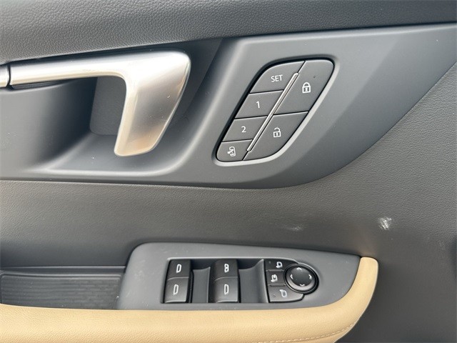 Buick Enclave Vehicle Full-screen Gallery Image 13
