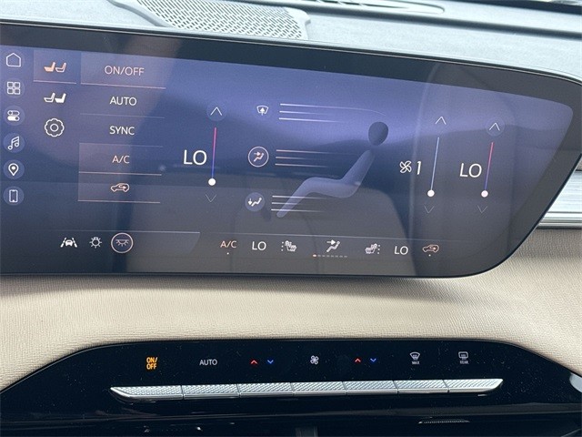 Buick Enclave Vehicle Full-screen Gallery Image 19