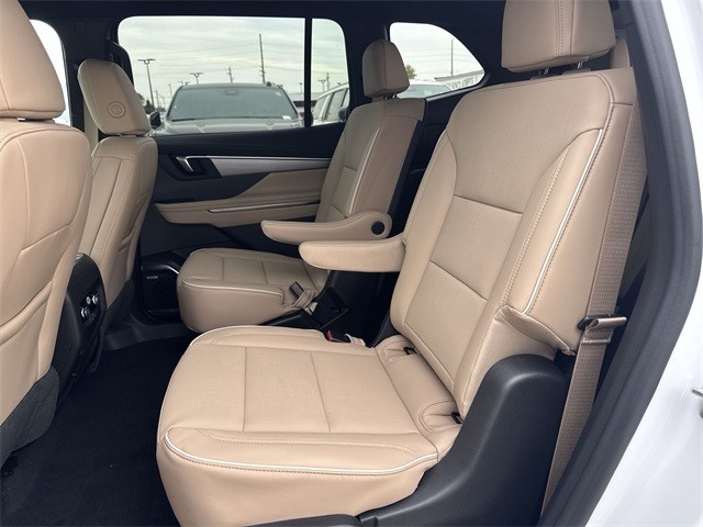 Buick Enclave Vehicle Full-screen Gallery Image 22