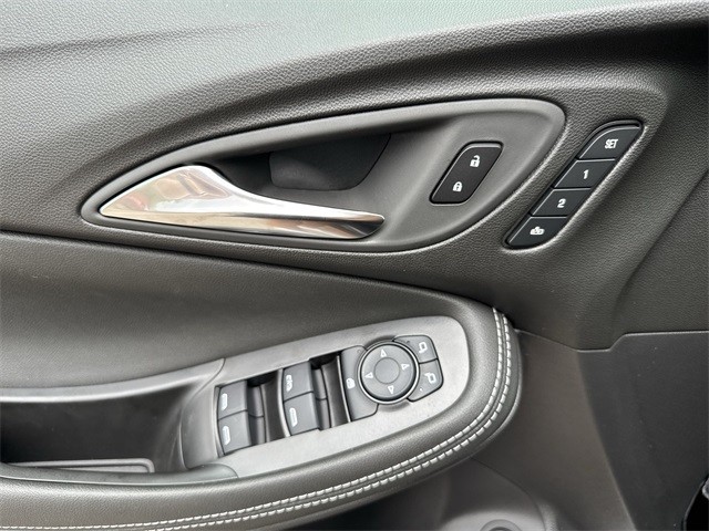 Buick Encore GX Vehicle Full-screen Gallery Image 13