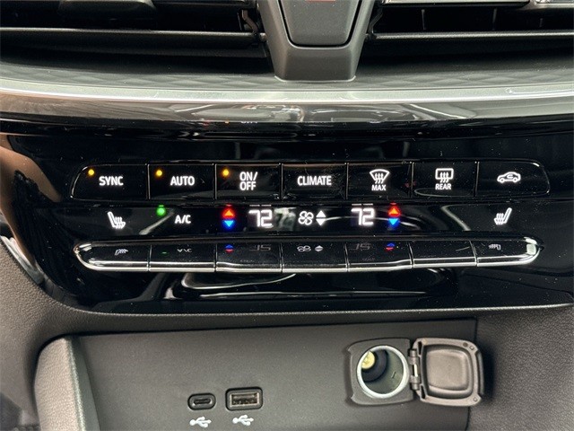 Buick Encore GX Vehicle Full-screen Gallery Image 18