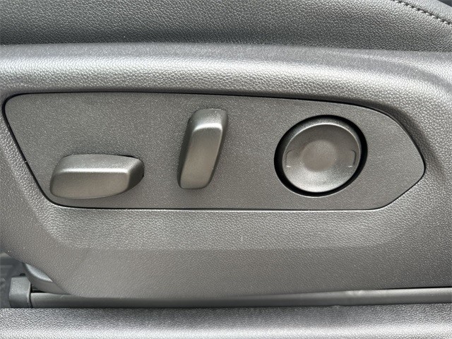 GMC Sierra 1500 Vehicle Full-screen Gallery Image 12