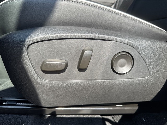 Buick Enclave Vehicle Full-screen Gallery Image 12