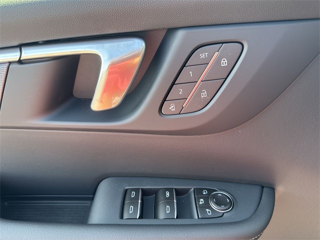 Buick Enclave Vehicle Full-screen Gallery Image 13