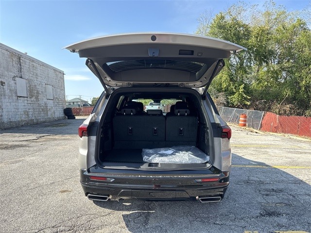 Buick Enclave Vehicle Full-screen Gallery Image 24