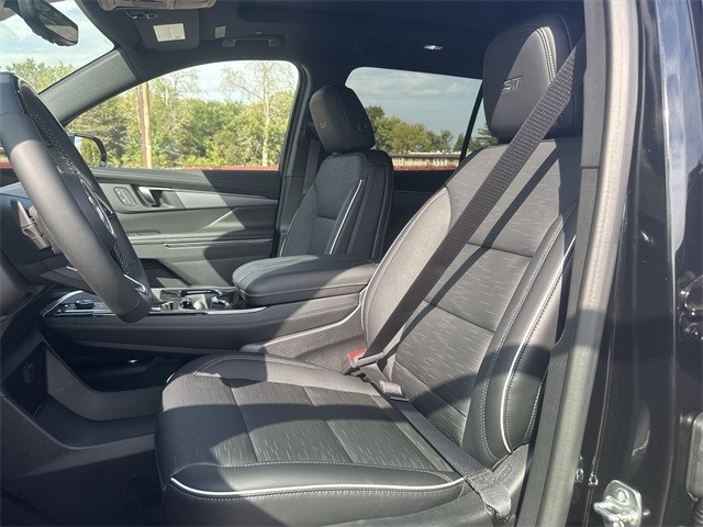 Buick Enclave Vehicle Full-screen Gallery Image 11