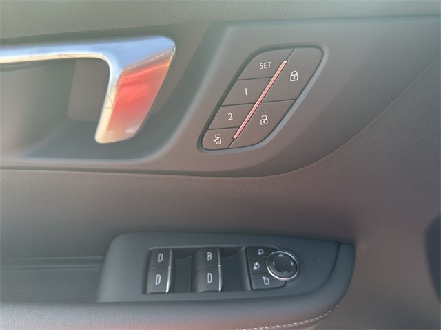 Buick Enclave Vehicle Full-screen Gallery Image 13