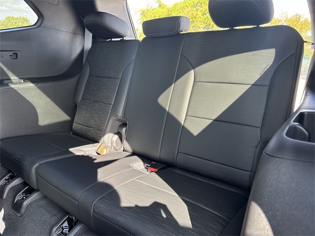 Buick Enclave Vehicle Full-screen Gallery Image 24