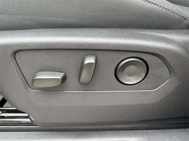 GMC Sierra 1500 Vehicle Full-screen Gallery Image 12