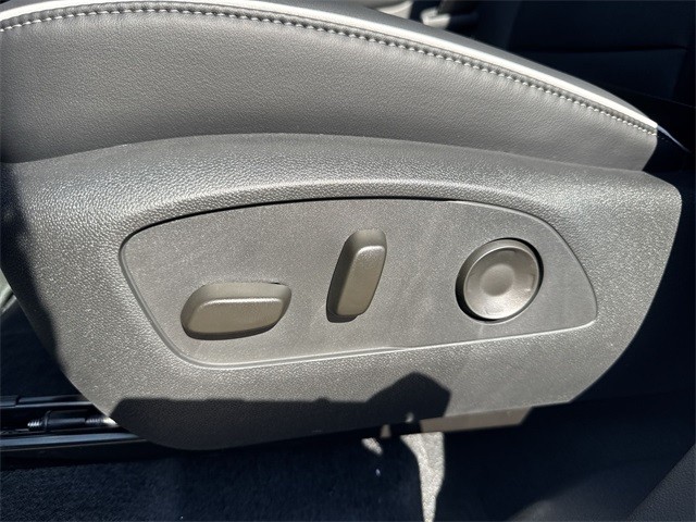 Buick Enclave Vehicle Full-screen Gallery Image 12