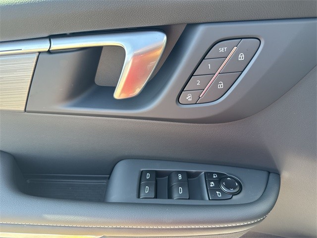 Buick Enclave Vehicle Full-screen Gallery Image 13