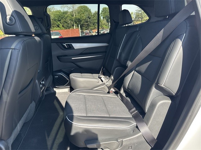 Buick Enclave Vehicle Full-screen Gallery Image 22