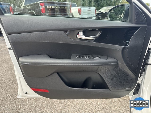 Kia Forte Vehicle Full-screen Gallery Image 26