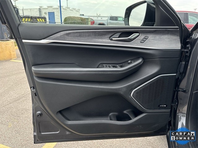 Jeep Grand Cherokee L Vehicle Full-screen Gallery Image 26