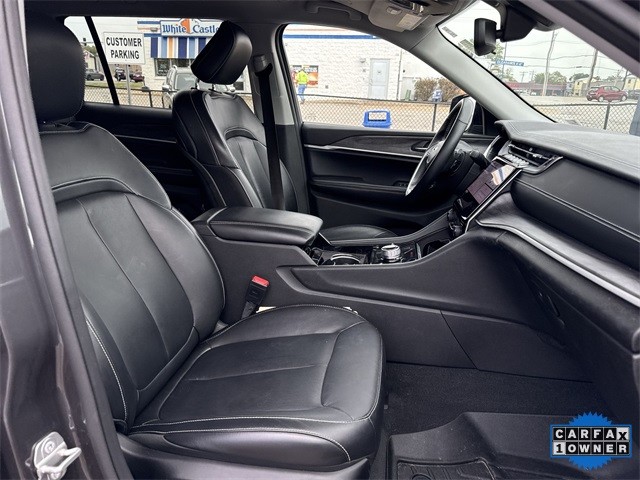 Jeep Grand Cherokee L Vehicle Full-screen Gallery Image 32