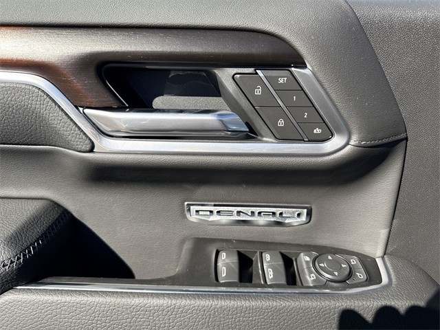 GMC Sierra 1500 Vehicle Full-screen Gallery Image 13